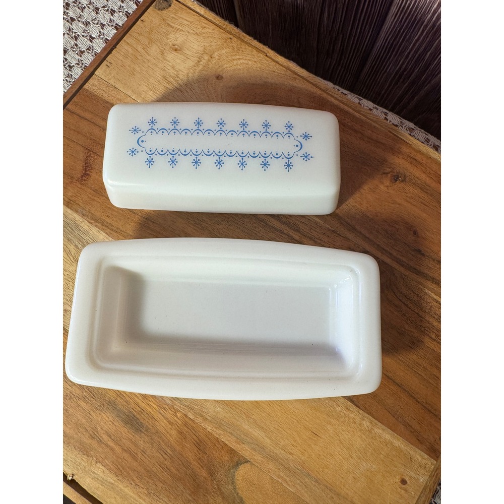 Pyrex Butter Dish White Blue Snowflake Garland Milk Glass Vintage - Picture 3 of 6
